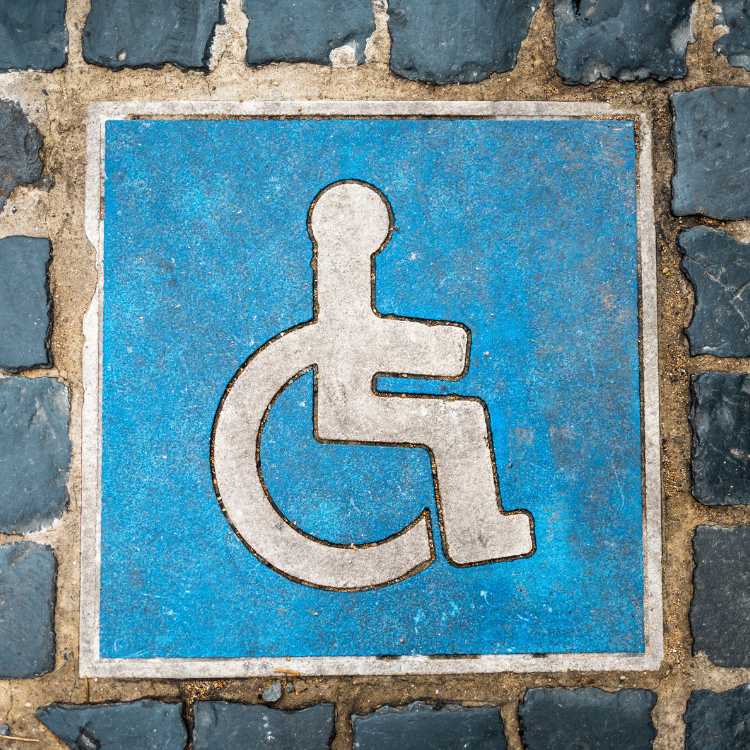 calçada com símbolo de mobilidade reduzida
