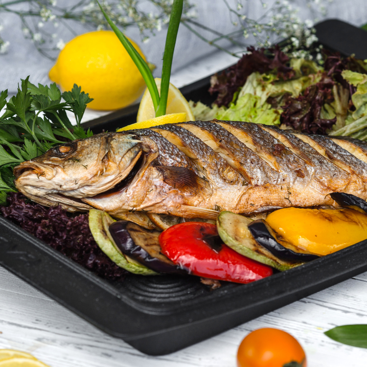 Dourada no forno com ervas e legumes assados