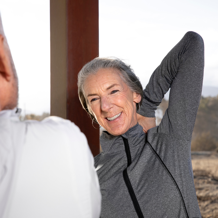 Idosos a fazer exercícios de mobilidade