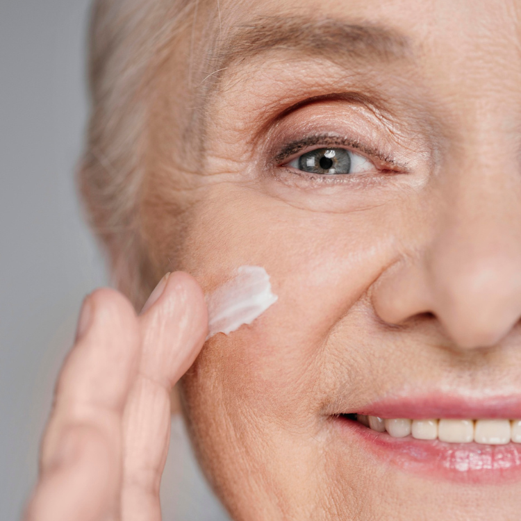 Mulher idosa com cuidados de pele