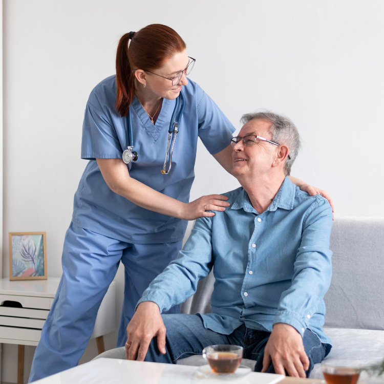 enfermeira de bata azul a cuidar de um paciente