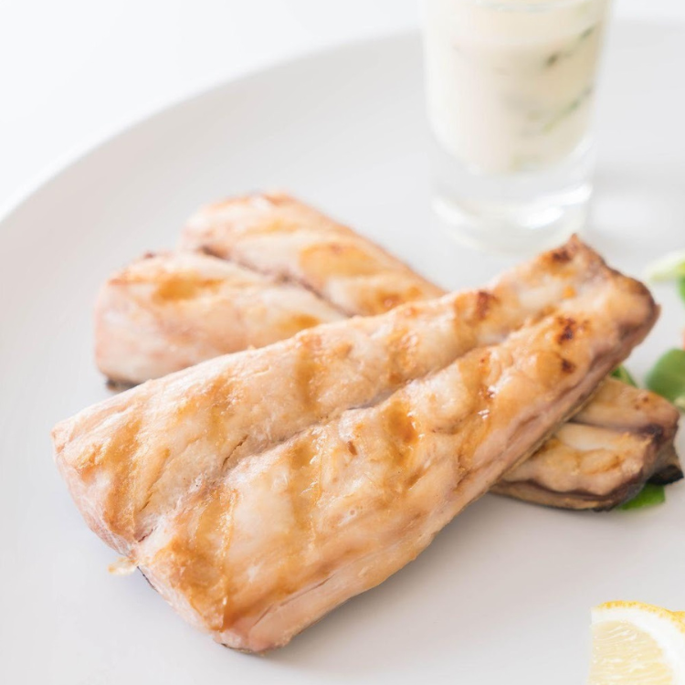 Filetes de pescada no forno com batata-doce e espinafres