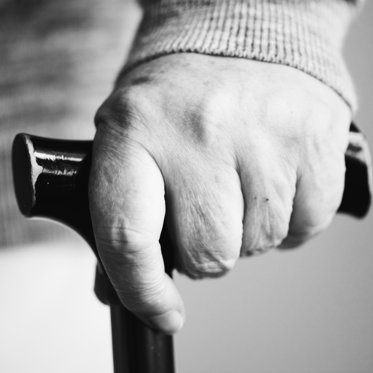 Fraldas para idosos como escolher e trocar 