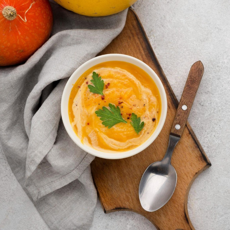 Sopa de legumes cremosa e nutritiva para idosos