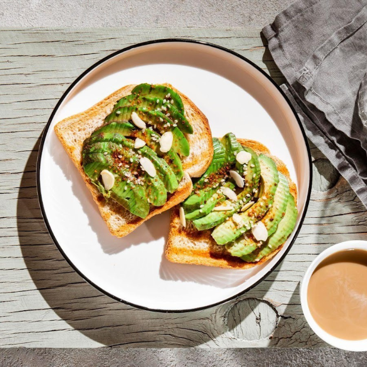 Tosta de abacate e queijo fresco